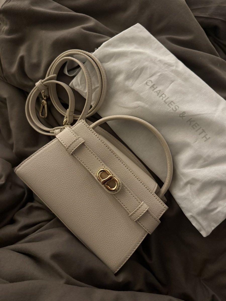 swizzlys's tweet photo. WTS Preloved Tas 

- Charles &amp; Keith Top Handle Metallic-Buckle Aubrielle - Oat (💸829.000)
- Pedro Leather Mini Vanity Case - White (💸899.000)
- Steve Madden BVILMA - Bone (💸1.049.000)

Bisa nego tipis
Good conditions &amp; Dust bag masih ada https://t.co/MoXjPcFBSG