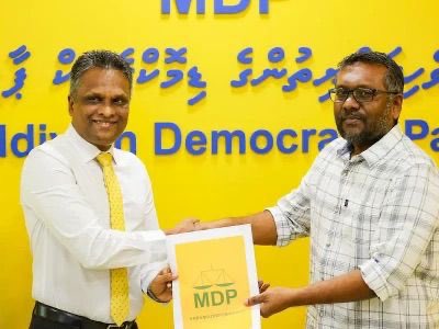 highriseissey's tweet photo. ދެއަހަރު ކުރިންވެސް އާދަނުގެ ގެއާއި، އެއްބަނޑު
މީހުންނަކީ އެއްބައެއް. އާދަމް އާޒިމް އެމްޑީޕީއާ ގުޅުނީ ތިހުރިހާ ހިޔާލެއް ތަފާތުކޮށް ހުއްޓާ، އާދަނުގެ ގޭ މީހުންނާ، އަންހެނުންގެ ގޭ މީހުންގެ އޮންނަނީ މިނިވަންކަމާއެކު އުޅެވޭ އެމީހަކު ބޭނުން ފިކުރެއް. އޭރުވެސް ހޮވީ އެމްޑީޕީ މޭޔަރ އާދަމް އާޒިމް. ދެންވެސް @adamazim
#MDPAdamAzim
#MDPMayorAdamAzim