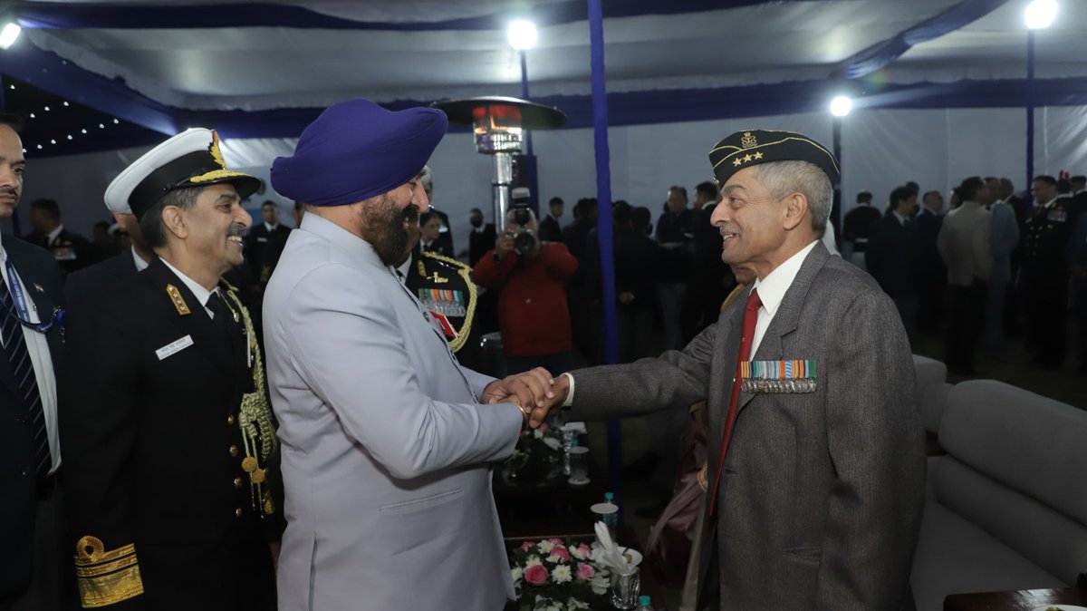 DoonNavyVeteran's tweet photo. On 4 Dec, a #navyday function "Sahyog se Samriddhi" was held at NHO. The event was graced by the Hon'ble Governor of Uttarakhand in which he also met members of @DoonNavyVeteran &amp; hailed the contributions of Naval veterans in protecting the nation’s maritime interests.
@NAVYESM https://t.co/4afiVTS06y