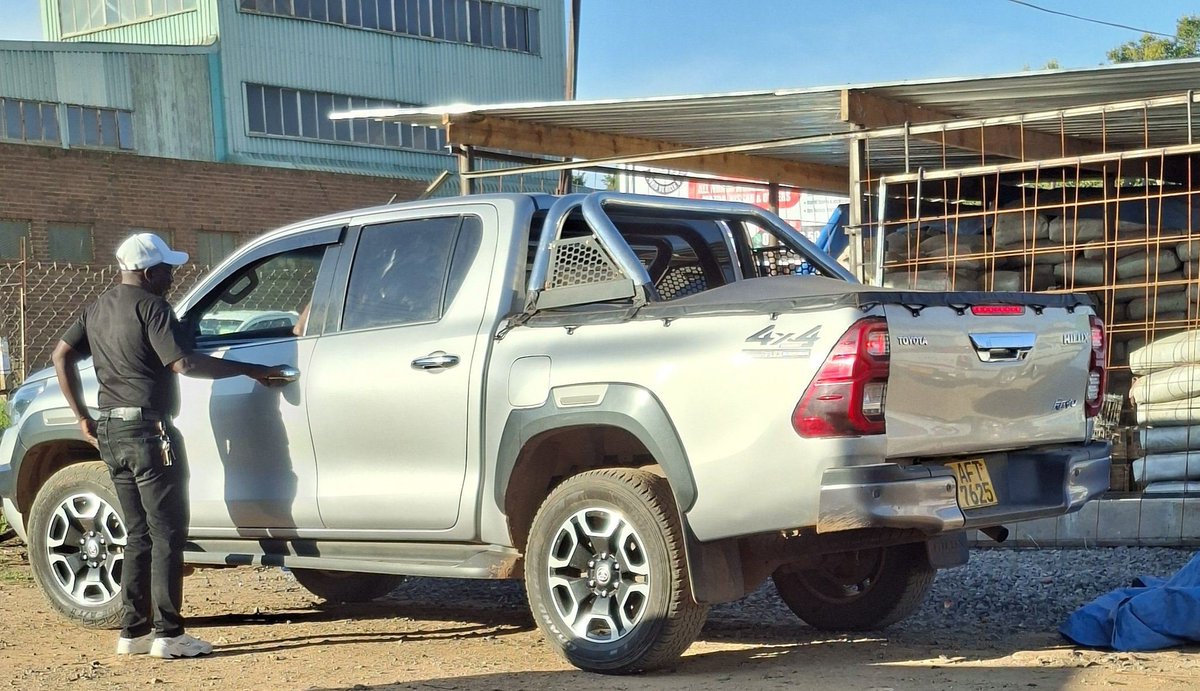 The scammers were seen in Kadoma yesterday, driving a vehicle with new number plates (AFT 7625). 

They attempted to deceive another victim by pretending to buy cement and even paid in USD. They then asked the intended victim to delay writing the receipt, saying they first needed