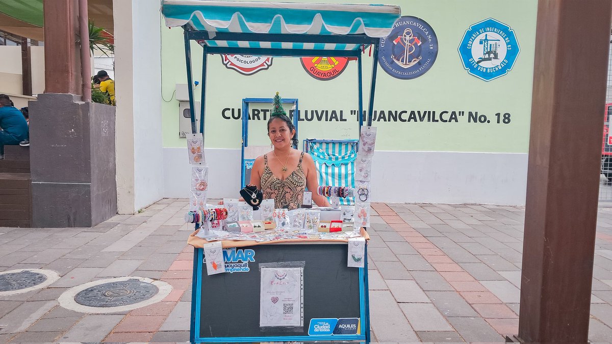 Emprendedores de ZUMAR llegan con la Navidad a Ruta Centro. Ofrecen productos aprendidos en los talleres productivos de ZUMAR. Te esperan hasta las 17:00 en la calle Panamá.
La Alcaldía crea estos espacios para beneficio de la comunidad.
#Guayaquil 
#ConstruyendoLaCiudadDeTodos