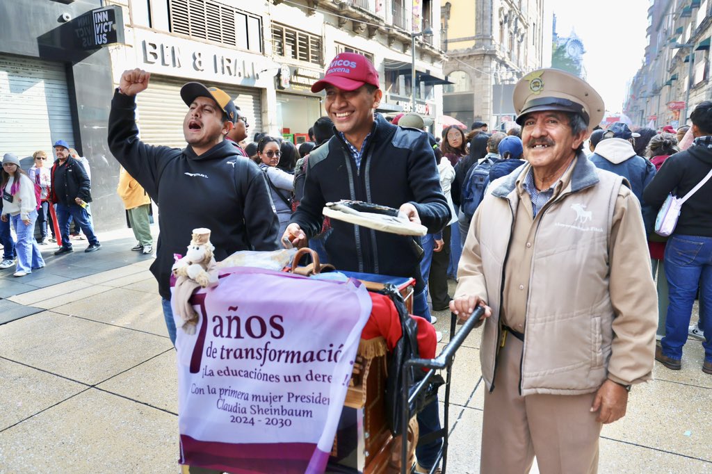 Los saludo con esta imagen de ayer en la Ciudad de México, apoyando a uno de los tradicionales organilleros que también respalda a la Dra. <a href="/Claudiashein/">Claudia Sheinbaum Pardo</a> y a la #4T. Que tengan un excelente domingo.🙌
