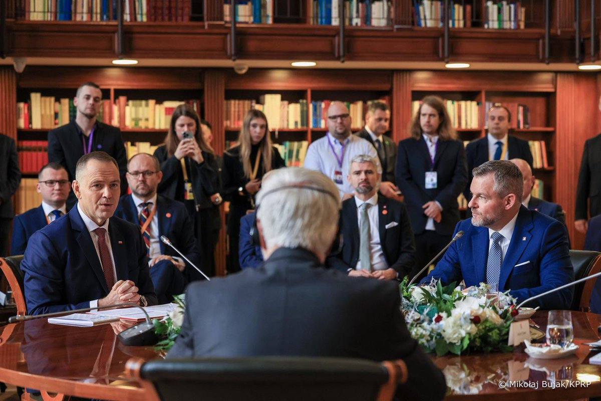 W środę towarzyszyłem prezydentowi <a href="/NawrockiKn/">Karol Nawrocki</a> podczas szczytu Grupy Wyszehradzkiej na Węgrzech. Prezydent podkreślił po szczycie, że współdziałanie sąsiadujących krajów, wspólna reakcja na zagrożenia zewnętrzne oraz poszukiwanie kompromisu między często odmiennymi interesami