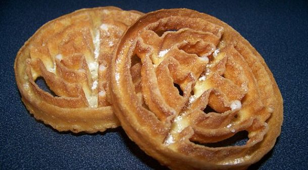 Hanukkah Cookies: Recipe for Rosettes
Iron molds in the shape of flowers are dipped in batter and deep-fried.
handsonholiday.wpengine.com/2016/12/hanukk…