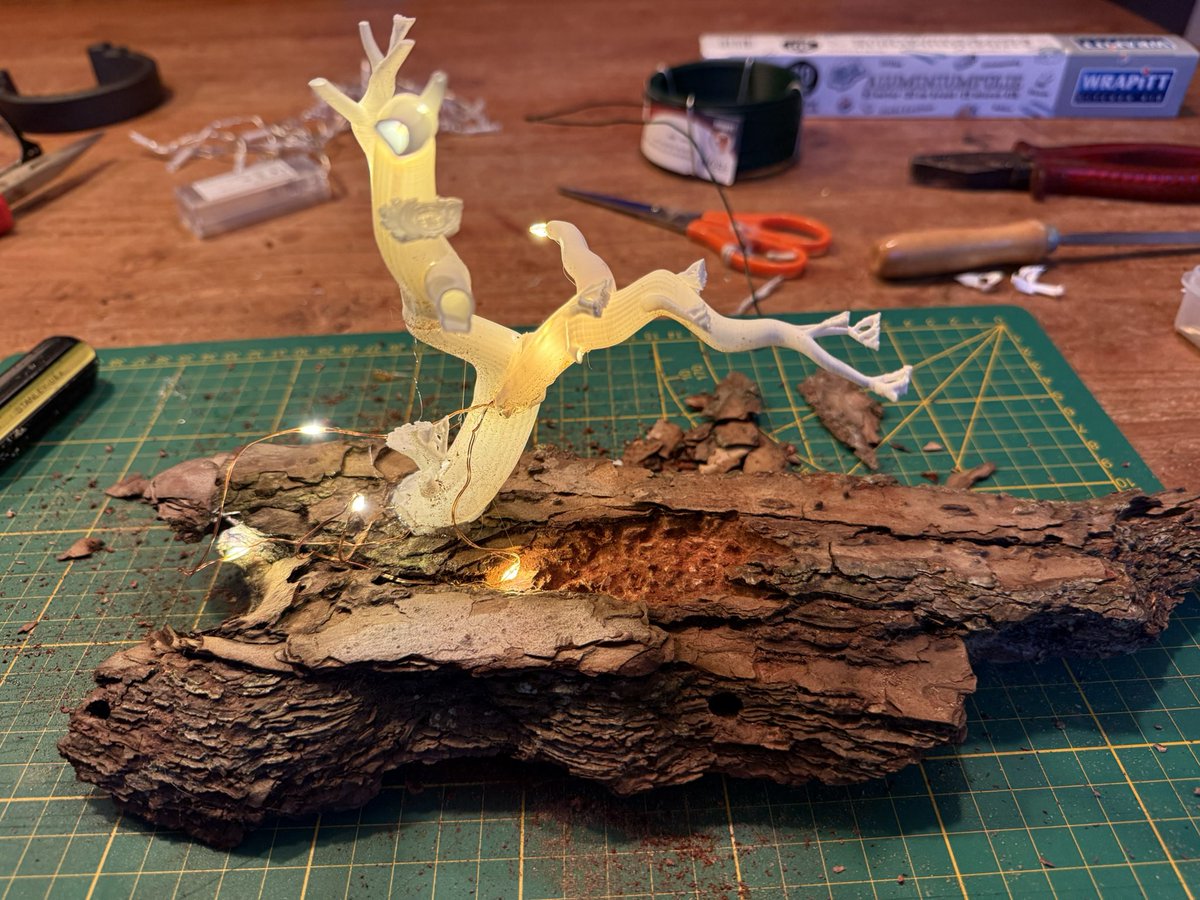 And now for something completely different. I’ve been 3d-printing AI generated models lately (using images I created in MJ and local programs, which I converted to 3D models using <a href="/MeshyAI/">MeshyAI</a>). Now I’m using the support trees to create some #Christmas stuff. Work in progress! 😋🎄🎄