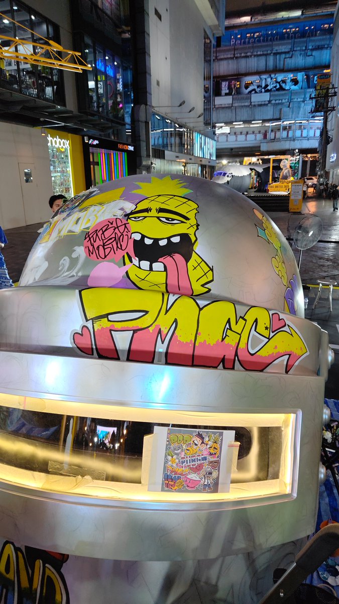 Busy painting a massive <a href="/PUBGMOBILE/">PUBG MOBILE</a> helmet in Thailand at the #pubgunite event ♥️ almost time for #pmgc2025 final!