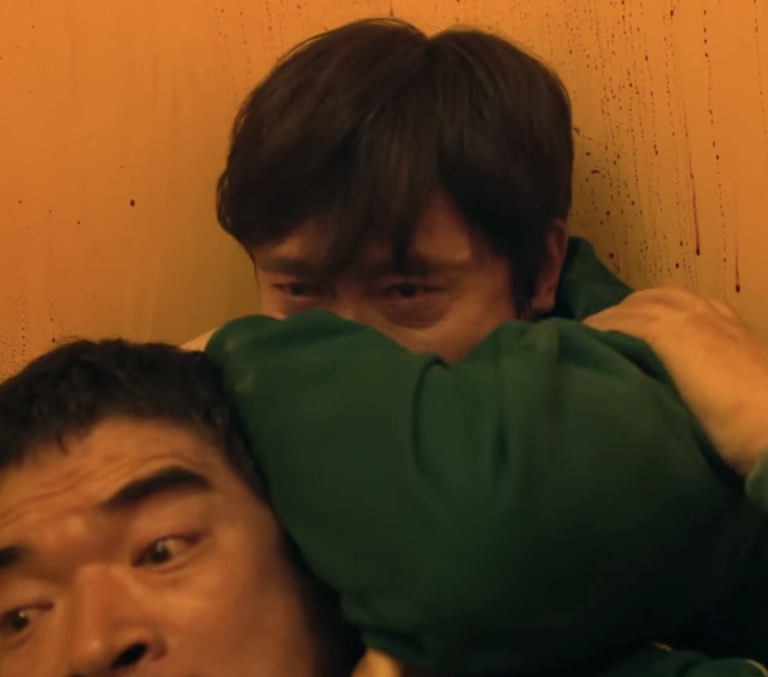 the similar poses but it's gihun saving lives and inho taking a life is such a good hidden parallel