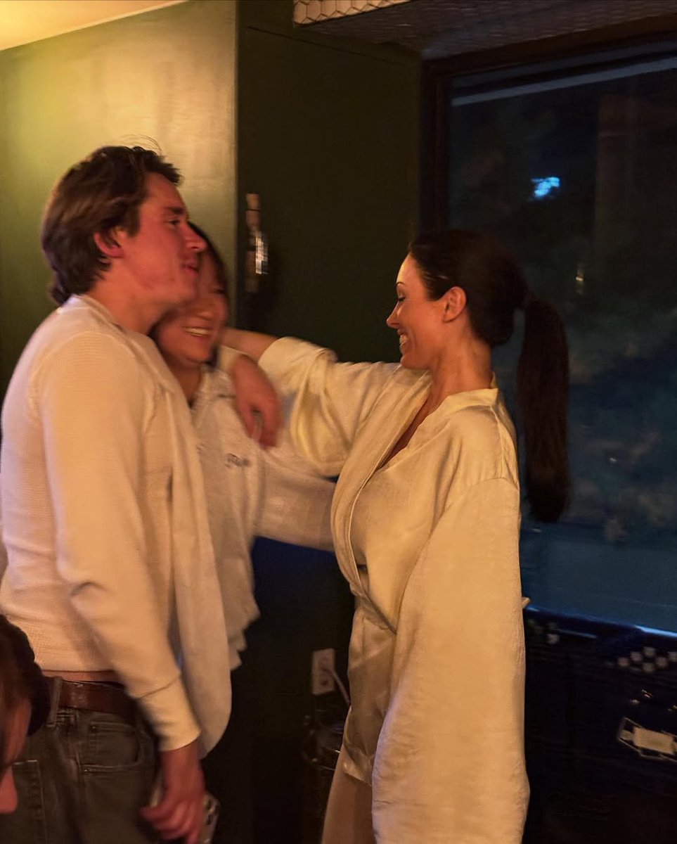 TheLifeofEllie7's tweet image. Bianca Censori enjoys K-BBQ in Seoul