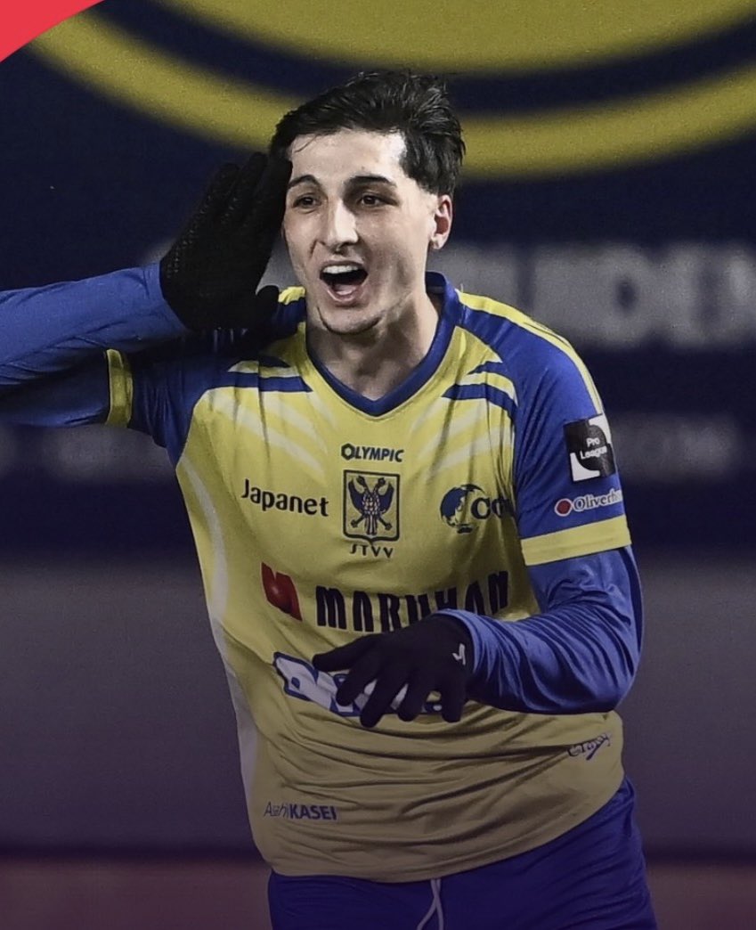 santiacevedo02's tweet photo. 🌶️🇺🇾 | GOLAZO de Andrés Ferrari para darle la victoria a su equipo por 3-2 frente al Brujas en Bélgica.

El ex delantero de Defensor Sporting convirtió un muy buen gol de tijereta para poner el tercero de Sint-Truidense VV ante el último campeón de la Pro League. Lleva 10 goles en el fútbol belga.

Jugadorazo. Muy interesante.