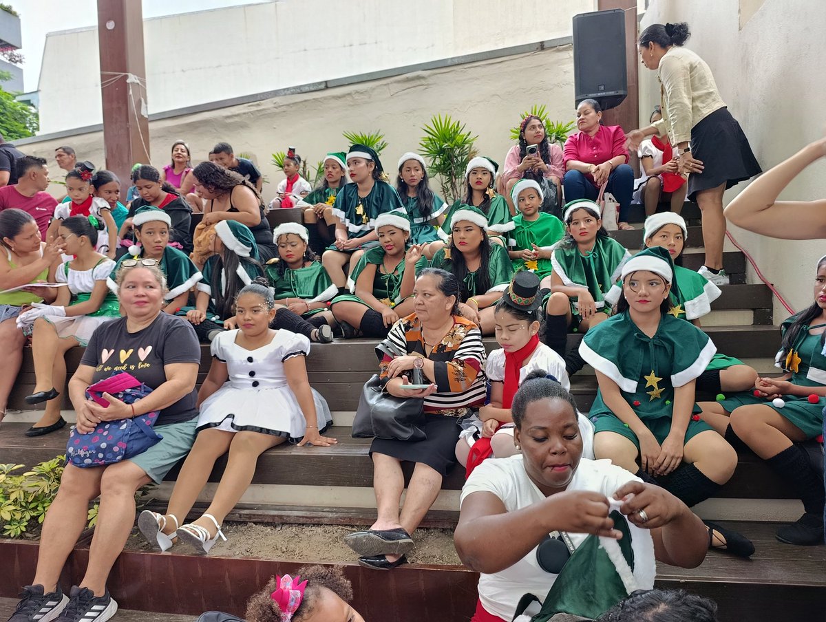 Empezó la fiesta navideña de ZUMAR en La Plaza de Los Teatros en Ruta Centro con la participación de los talentos artísticos de ZUMAR. El festejo es hasta las 17:00.
La Alcaldía apoya el arte y la cultura en la Ciudad de Todos.

#Guayaquil 
#ConstruyendoLaCiudadDeTodos