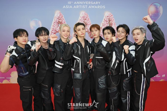 #StrayKids received 8 awards at the 2025 Asia Artist Awards (AAA)!

🏆 Artist of the Year (DAESANG)
🏆 Album of the Year (DAESANG)
🏆 Best Artist
🏆 Popularity Award
🏆 Best K-Pop Record
🏆 Best Producer (#3RACHA)
🏆 Best Choice (#Hyunjin)
🏆 Grand Presence of K-Pop (#Felix)