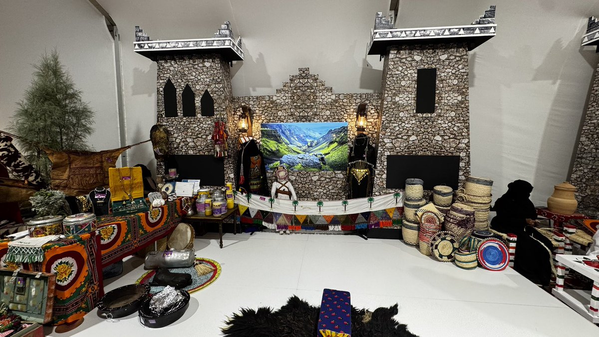 بمتابعة سمو أمير منطقة الباحة.. الإمارة تشارك في #مهرجان_الملك_عبدالعزيز_للإبل10 عبر جناحها في واحة الأمن، مستعرضة إرث المنطقة من الإبل إلى البن الشدوي، ومعالمها التراثية وحرفها التقليدية، إضافة إلى جهودها التنموية والزراعية والهوية العمرانية.

#إمارة_منطقة_الباحة