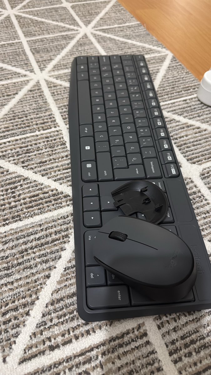 Sırf dongle’ı/alıcıyı kaybettiğim için sorunsuz MK235 klavye şu anda çöp olmuş durumda. Ne ayrı satılıyor ne de Unifying uyumlu. <a href="/LogitechTurkiye/">Logitech Türkiye</a> <a href="/Logitech/">Logitech</a> What kind of waste is this? <a href="/csbgovtr/">T.C. Çevre, Şehircilik ve İklim Dğş. Bakanlığı</a> Bunların sıfır atık politikasında bir yeri yok mu bunu kaybedince talep edildiğinde