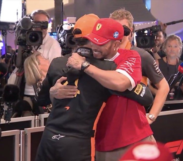 Lewis Hamilton congratulating Lando Norris on his world championship! ❤️ 

Lando is the most recent McLaren World Champion since Lewis ‘08.
