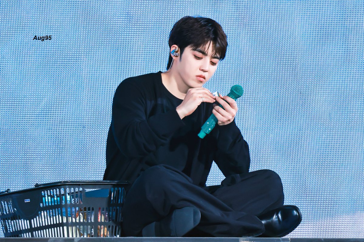 19950808_aug's tweet photo. 251207 SEVENTEEN WORLD TOUR [NEW_] IN OSAKA

🍬

#세븐틴 #SEVENTEEN #최승철 #승철 #에스쿱스

@pledis_17 https://t.co/HVVpp2dGlv