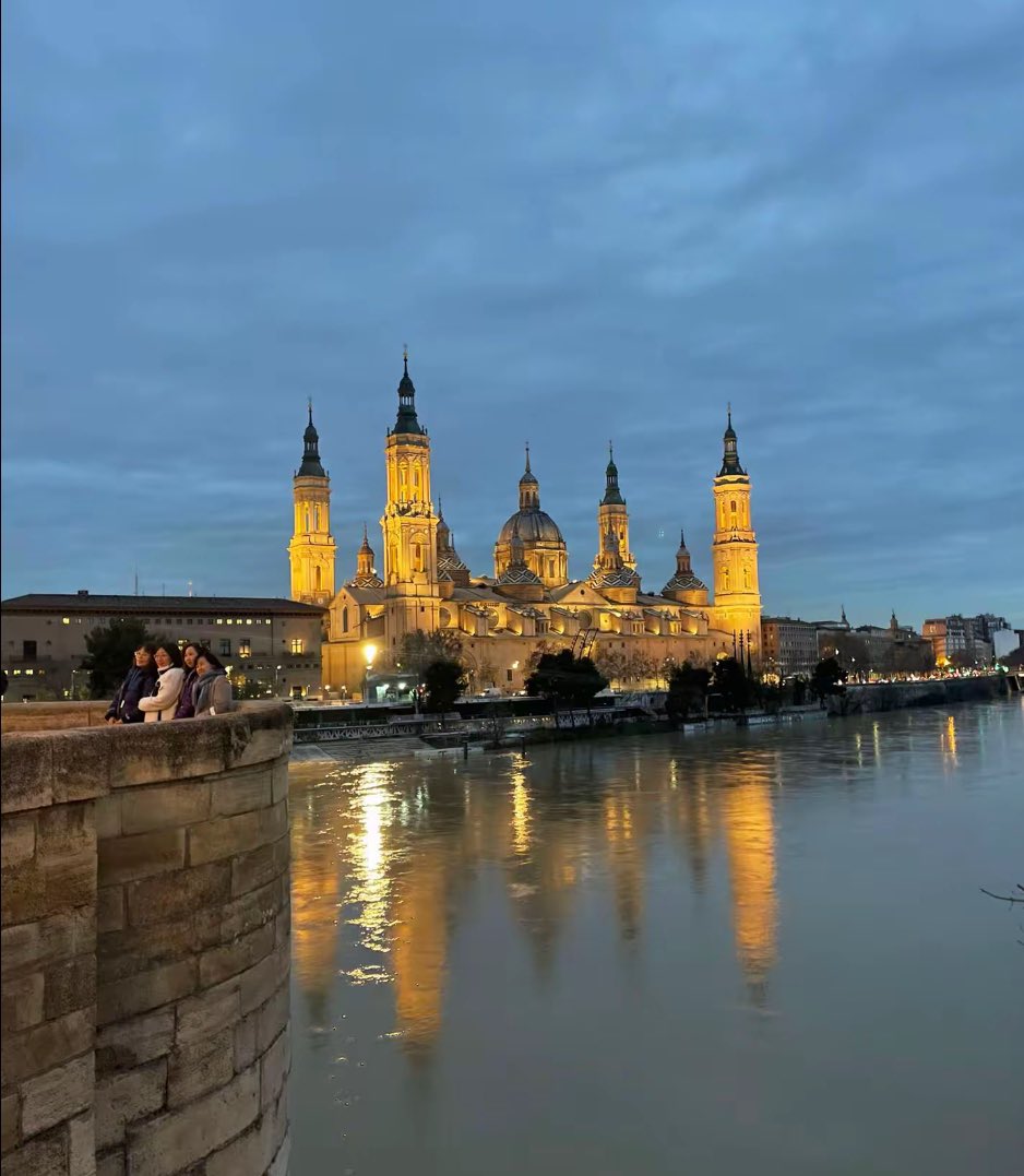 سرقسطة..
 عاصمة الثغر الأعلى وتسمى المدينة البيضاء بسبب كثرة استخدام الرخام الأبيض والجص (الكلس) في بناء مبانيها وأسوارها ، مما جعلها عروس نهر ايبرو
فتحت هذه المدينة على يد القائد موسى بن نصير وطارق بن زياد عام ٩٥ هجري . ثم غدت خلال القرنين الثاني والثالث للهجرة قاعدة للثوار