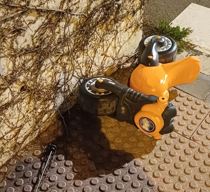 Lo crítico    

«En España hay un sinónimo de infancia, que es “la moto amarilla a  tracción Picapiédrica”. Todo niño de España que se tercie se ha pateado  pasillos y aceras en una de esas motos, que más que dar...»   

✍🏻 Federico de Tal     

humanizate.es/lo-critico