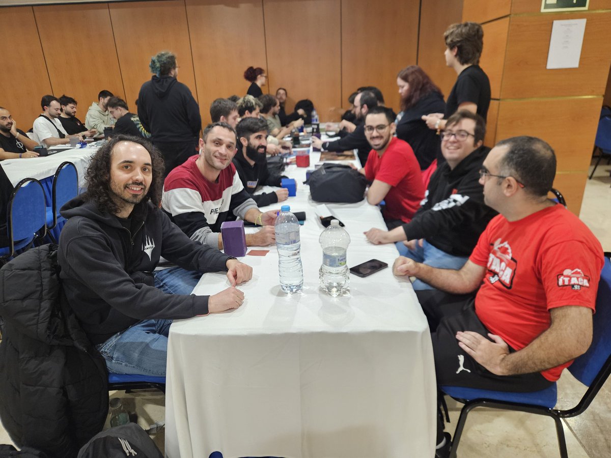Ya estamos en las semifinales del DQ Trios del Modern. 

Los equipos de la mesa uno batallan ahora en sus respectivas mesas, ¿volveran a cruzarse en la final tras haber pactado en la última del suizo?