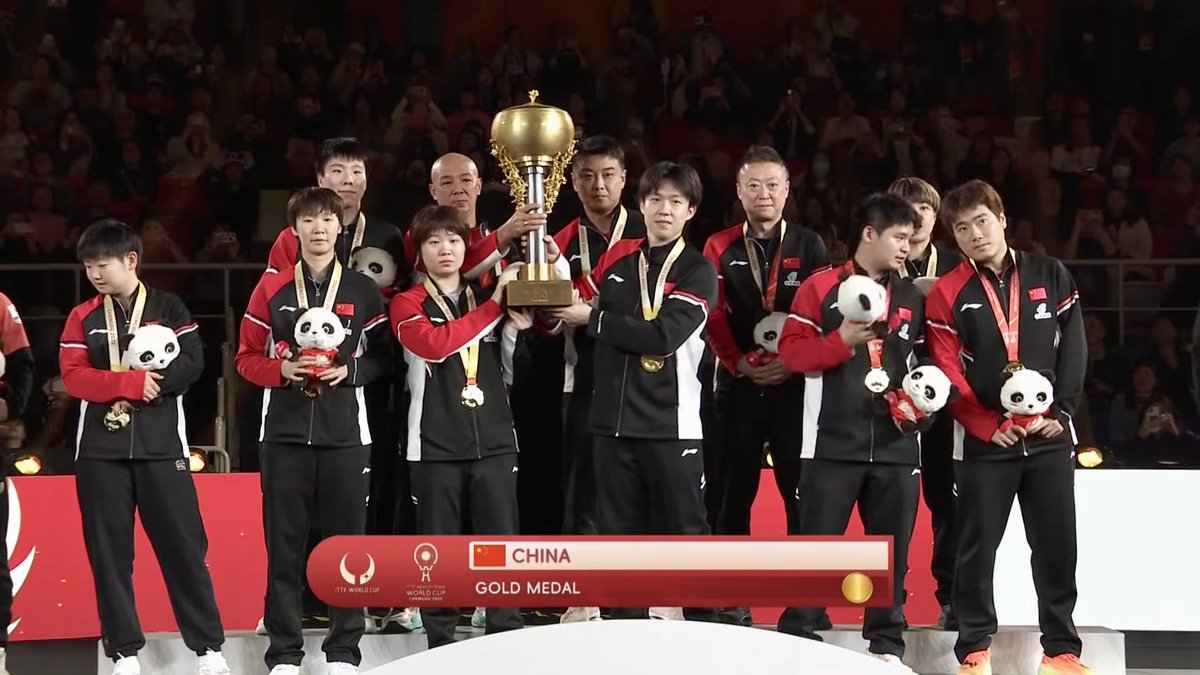 ดีใจและก็ภูมิใจกับทีมจีนที่ได้แชมป์โลกทีมผสม 2025 อีกปี 🏆✨ รอบนี้ทุลักทุเลหน่อยจากทรัพยากรที่มี แต่เด็กๆ ช่วยกันดีมาก ไม่อวยไม่ได้ก็หวังฉู่ชิน เป็นทุกอย่างให้ทีมตั้งแต่วันแรก จนวันสุดท้ายก็ยังต้องแบกหามถ้วย เวท 130 โล ไม่เสียเปล่าละ 😂 และดีใจกับหินที่ปลดล็อคตัวเองได้ด้วย 🎇🎆