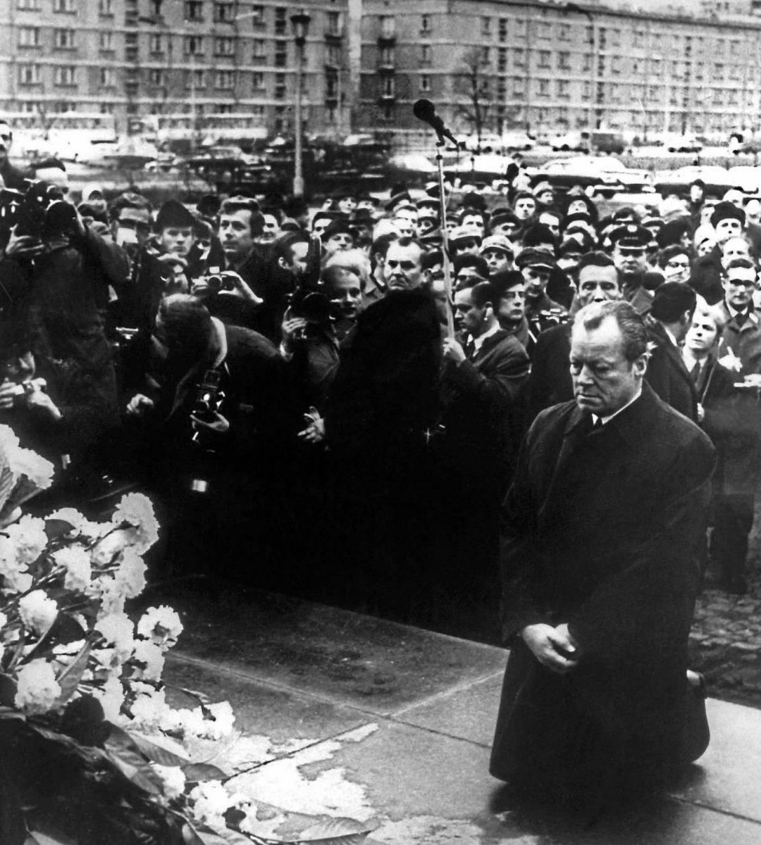 Heute vor 55 Jahren fand Willy Brandt mit einem Kniefall die angemessene Geste in Anbetracht der Verbrechen unserer Vorfahren. Eine friedliche und erfolgreiche EU ist Basis unserer Freiheit. Wer sie abschaffen will verrät die Freiheit und unser Land.