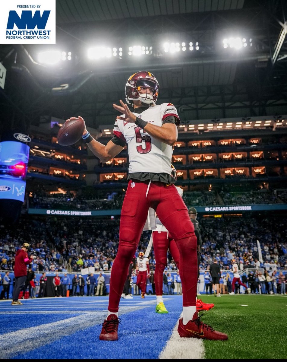 Jayden needa go back to the black under the jersey. Was so tough last year 🔥