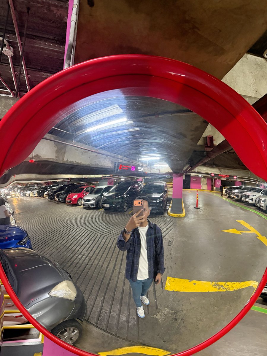 putranicholas1's tweet image. Day off.