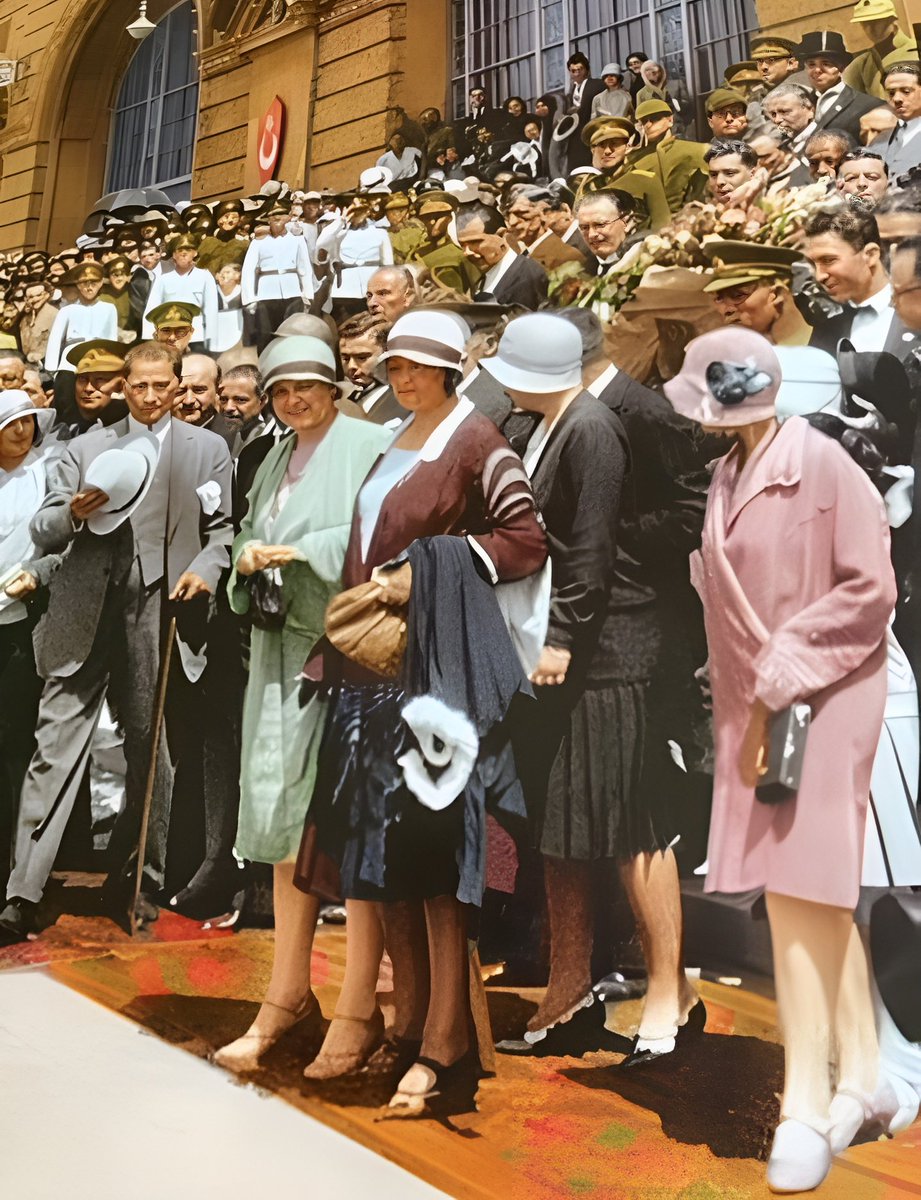 Cumhuriyet'in ilk yılları, ülke Berna Laçin'lerle dolduruluyor, köylü süpürge tohumu yerken bunlar boğazda sefa sürüyor.