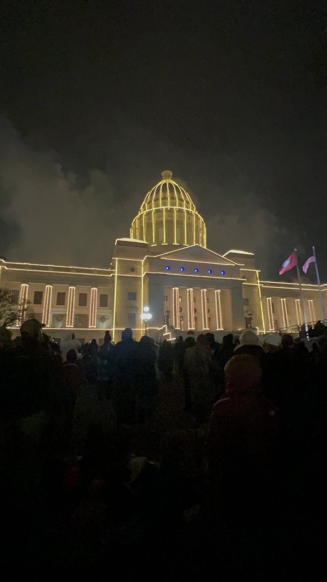 501_Clay's tweet photo. Lighting the Arkansas State Capital https://t.co/uTdJPax4kS