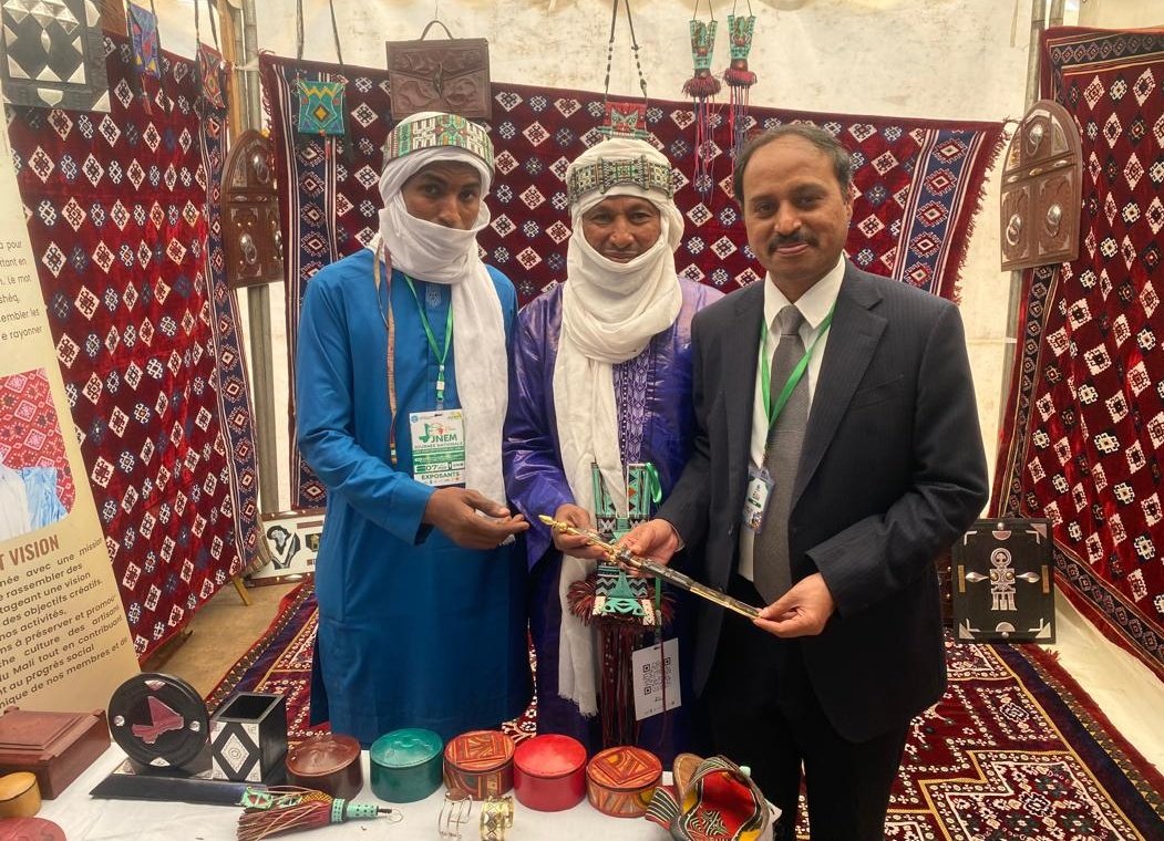 Amb Dr. N. Nandakumar visited various pavilions at the 1st edition of the National Exports Day of Mali 🇲🇱 celebration in Bamako. He appreciated the diverse &amp; exquisite products that were on display.  <a href="/MaliMaeci/">Ministère des Affaires étrangères du Mali</a> <a href="/PresidenceMali/">Presidence Mali</a> <a href="/NNandakumar07/">Nandakumar Nagendran</a>