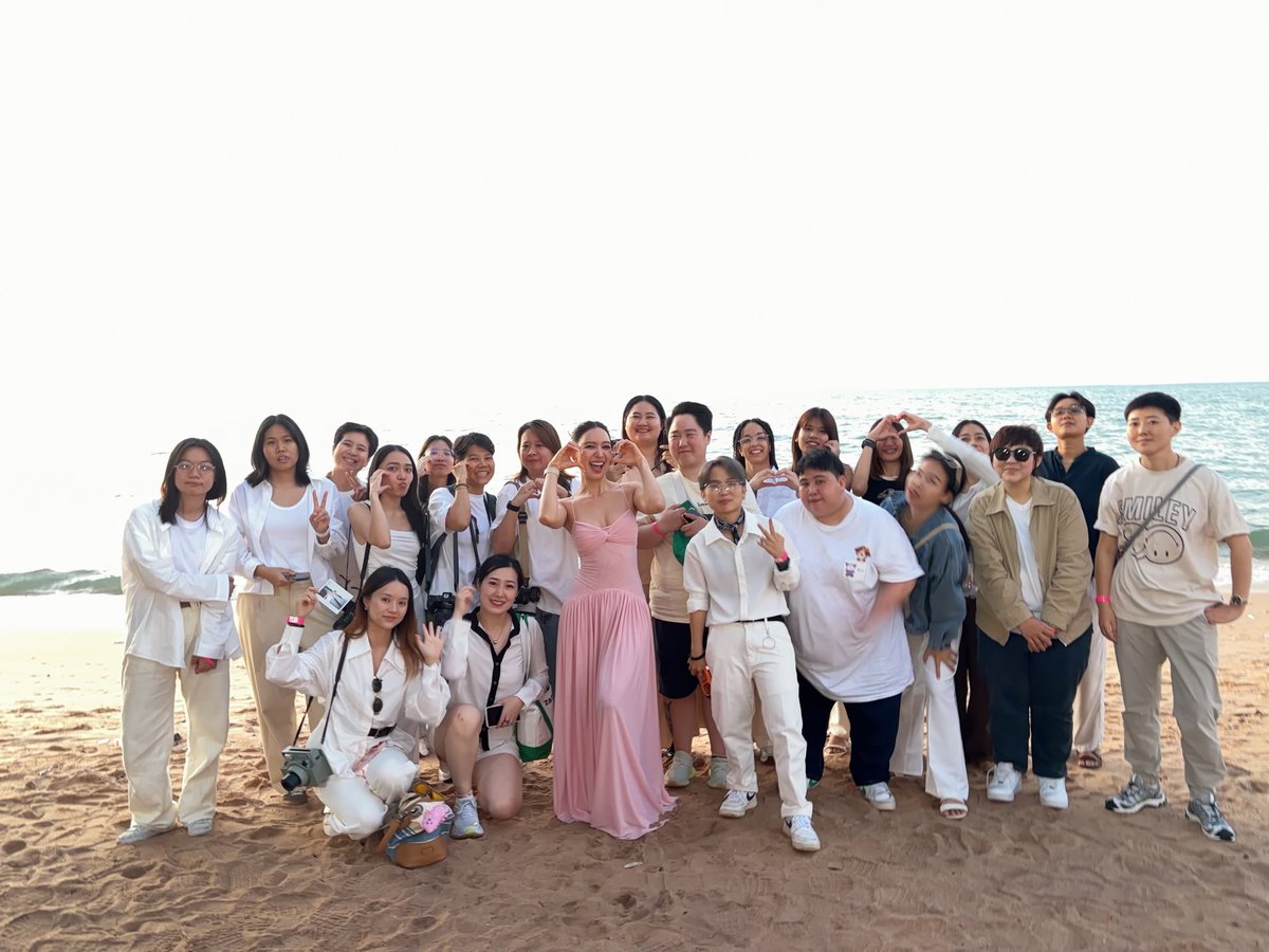 JUNE_NANNIRIN's tweet photo. กรี๊สสสส วันนี้จูนมาเติม “j land” ค่ะ 😆💘
วันนี้ชีจูนแฮปปี้มาก สนุกมาก
ฟิลไลค์คึมาพบปะพ่อแม่พี่น้องที่เหมือนว่าสนิทกันมานาน 💓✨ 

อยากบอกว่ารักทุกคนมากมากนะ ชีวิตนี้ไม่รู้จะเจอคนที่รักจูนได้ขนาดนี้หรือป่าวก็ไม่รู้..
ขอบคุณที่มาหากันนะคะ และขอบคุณทีมหน้าจอที่คอยปั่นเทรนให้กันวันนี้ด้วยนะคะ 

เหนื่อยมาทั้งวันแล้ว พักผ่อนกันเยอะๆเลยนะ
นอนเผื่อจูนด้วยก็ดีค่ะ ช่วงนี้แม่ลูกอ่อน ลูกตื่นไม่เป็นเวลาเยย แหะๆ 🍗🐶

JUNE FANS DAY PATTAYA
#RisebynurxJune