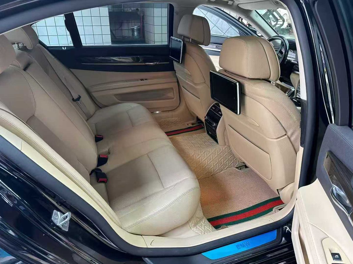 63000块全款带回家：15年宝马740Li 3.0T V6发动机（8速变箱速 带ECO起停）黑色米内 无钥匙进 入一键启动多 功能方向盘 座加椅热 后排独空立调 后排动电隐私遮阳帘 新中款控带蓝牙系统大屏液 晶仪表 后娱排乐  电门吸 记忆座椅 高级装原哈曼顿卡音响 新款阵矩方灯 车况精品喜欢私聊添加微信