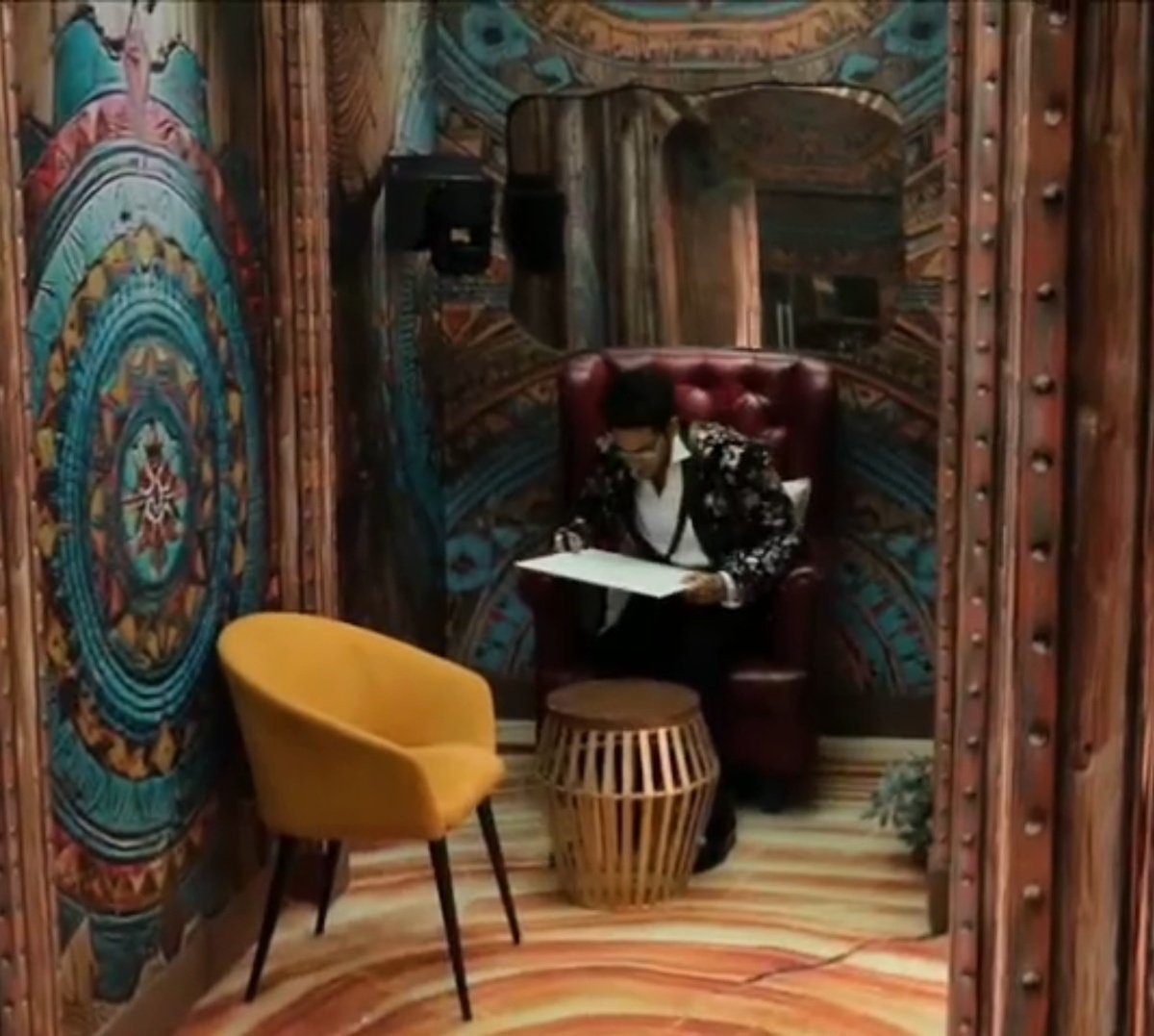 Knew it!!! He ll go straight to his Thinking Chair! The only entity in the house that was with him throughout! The only corner he could trust.
WINNING GAURAV KHANNA
#GauravKhanna #Biggboss19