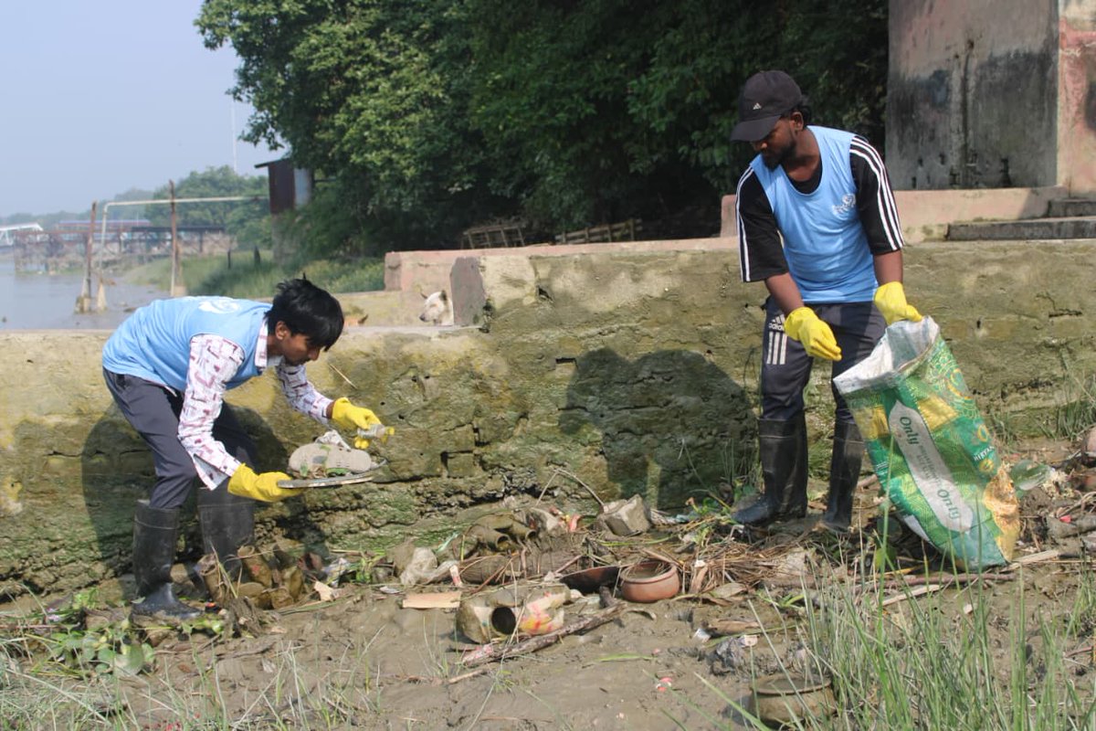 UNV_India's tweet photo. On #InternationalVolunteerDay 2025, @Pahchanfoundat1 teamed up with @UNV_India to collect 400 kg of waste and protect the sacred Ganga! 

Every action counts for a cleaner &amp; greener future. 🌱

#EveryContributionMatters #IVY2026 @UNVolunteers @UNVAsiaPacific https://t.co/CEecgH2vBe