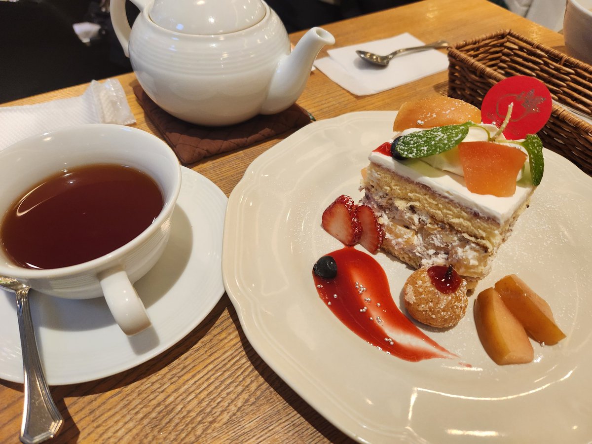 娘が私の妹(娘にとって叔母)と出かけたので、夫と2人でららぽーとTokyoｰbayに行ってきました。
建て変わってニューオープンした北館の一部を見て回って、買い物🛍
クリスマス前というのにあまり混んでなかった。