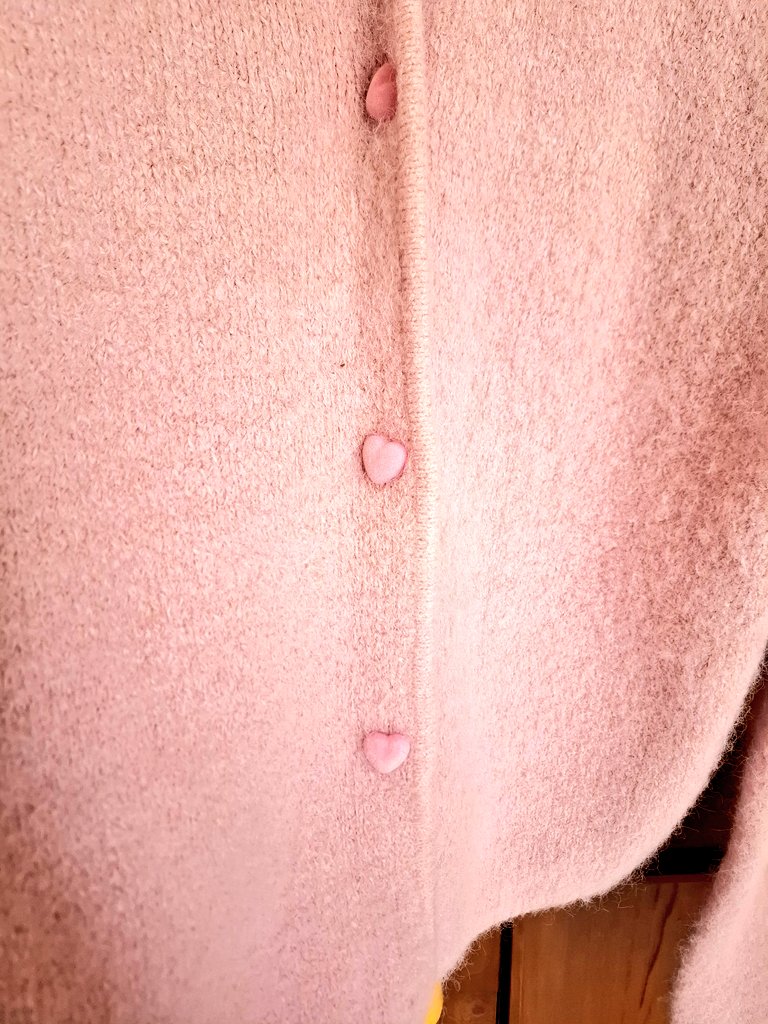 greyfazea's tweet photo. @matchamuje ld 120an kak, harga 40k bahan dijamin tebel dan lembut poll. detail kancingnya juga lucukk https://t.co/RNY7KUEn2L