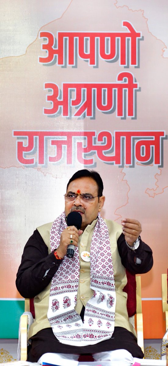 BJP4Rajasthan's tweet photo. मुख्यमंत्री श्री @BhajanlalBjp ने आज मुख्यमंत्री निवास पर पार्टी विधायकों के साथ महत्वपूर्ण बैठक की। जिसमें प्रदेश के विकास कार्यों, जनकल्याणकारी योजनाओं के क्रियान्वयन, जनअपेक्षाओं एवं दो वर्षों की उपलब्धियों को जन-जन तक पहुँचाने पर विस्तृत चर्चा हुई।

इस अवसर पर भाजपा प्रदेश अध्यक्ष श्री @madanrrathore, उपमुख्यमंत्री श्रीमती @KumariDiya एवं डॉ. @DrPremBairwa, कैबिनेट मंत्री श्री @JogarampatelMLA, राजस्थान विधानसभा के मुख्य सचेतक (कैबिनेट मंत्री) श्री @jogeshwarg सहित वरिष्ठ पदाधिकारियों एवं कर्मठ कार्यकर्ताओं की गरिमामय उपस्थिति रही।