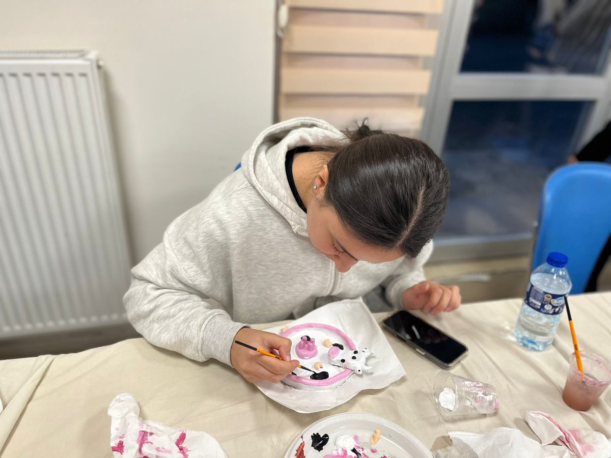 🧱Hubbi Hatun Yurdu

Kil Workshop
Şekillendirdik, renklendirdik, 
takı düzenleyicilerimizi hazır ettik. Ve anladık ki basit görünen şeyler aslında ne büyük emek istiyor. 
#Yurdum bir dene-yap atölyesi.