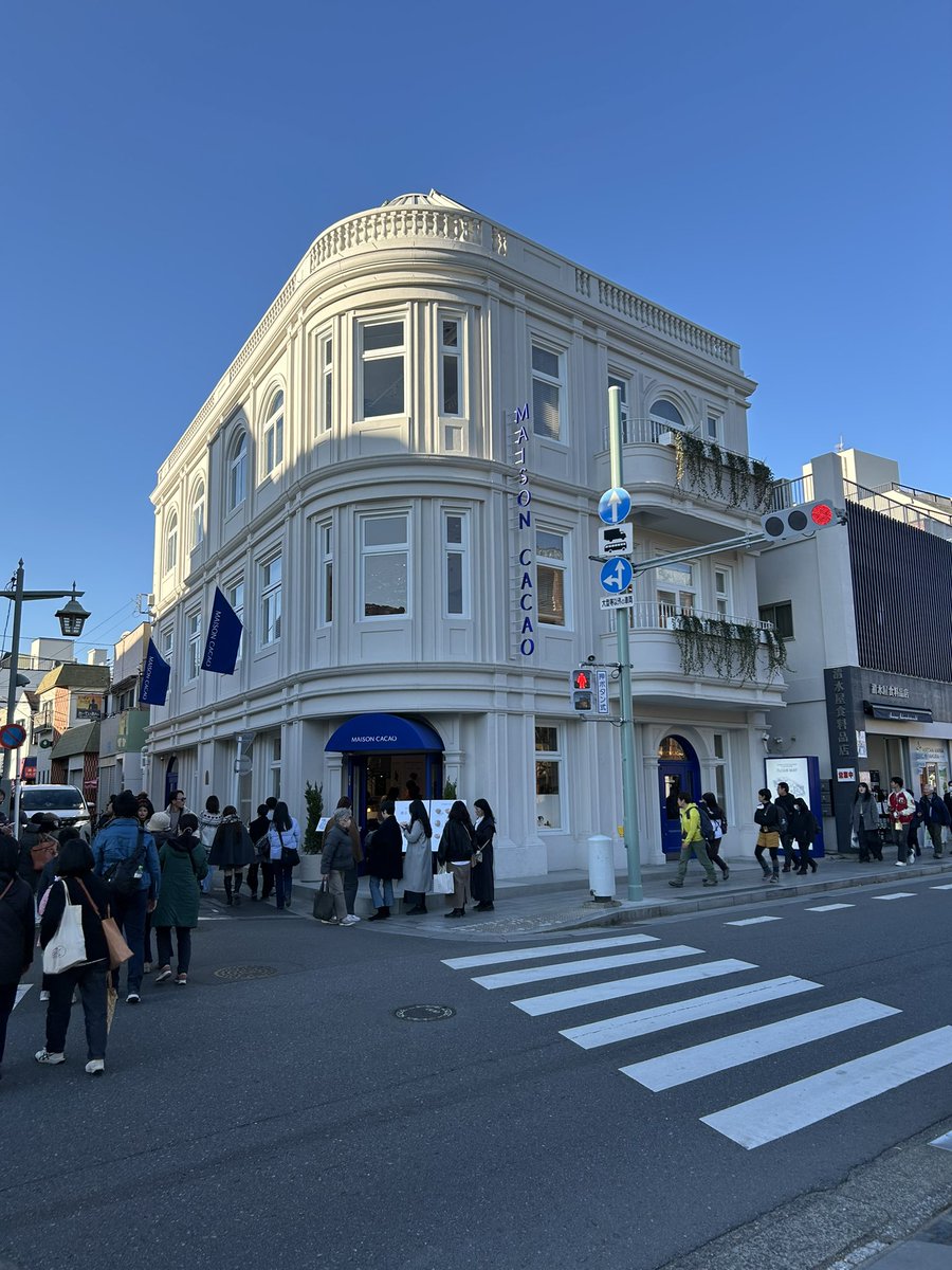 mh493300's tweet photo. 鎌倉の若宮大路に面して建ってるこの洋風のビル、かつてはラルフ ローレンのお店、撤退後は三井住友銀行が入り、銀行が移転した後はしばらく空き家だったけど、チョコレート専門店が入ってた🍫（今日は買わなかったけど…😑） https://t.co/TMZzGyiZBU