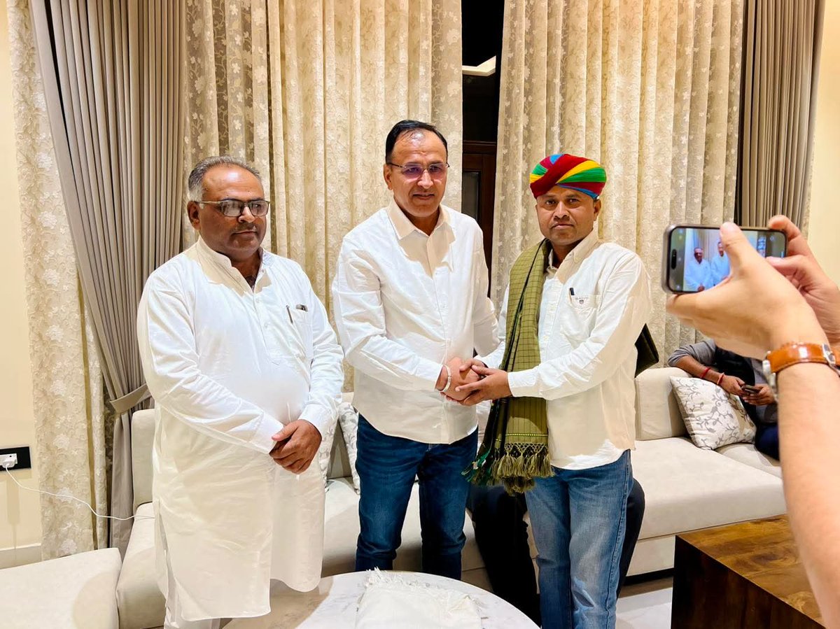 VoiceOfThar_'s tweet photo. अमीन खान के बेटे शेर मोहम्मद की जोधपुर में सांसद @UmmedaRamBaytu से मुलाकात के राजनीतिक मायने गहरे बताए जा रहे हैं।
एक तरफ बेनिवाल जैसलमेर ज़िलाध्यक्ष के शपथ ग्रहण में पूरे जोश के साथ शामिल हुए और दूसरी तरफ बाड़मेर ज़िलाध्यक्ष के कार्यक्रम से दूरी बनाए रखी— https://t.co/B8ObnYQGRn