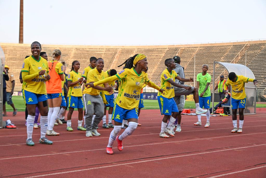 iDiskiTimes's tweet image. 🏆 𝗦𝗜𝗫-𝗧𝗜𝗠𝗘 𝗖𝗛𝗔𝗠𝗣𝗜𝗢𝗡𝗦 🏆

Mamelodi Sundowns Ladies have been crowned Hollywoodbets Super League champions for the sixth consecutive season after they hammered TS Galaxy Queens 4-0 at the Lucas Moripe Stadium in Atteridgeville on Sunday.
