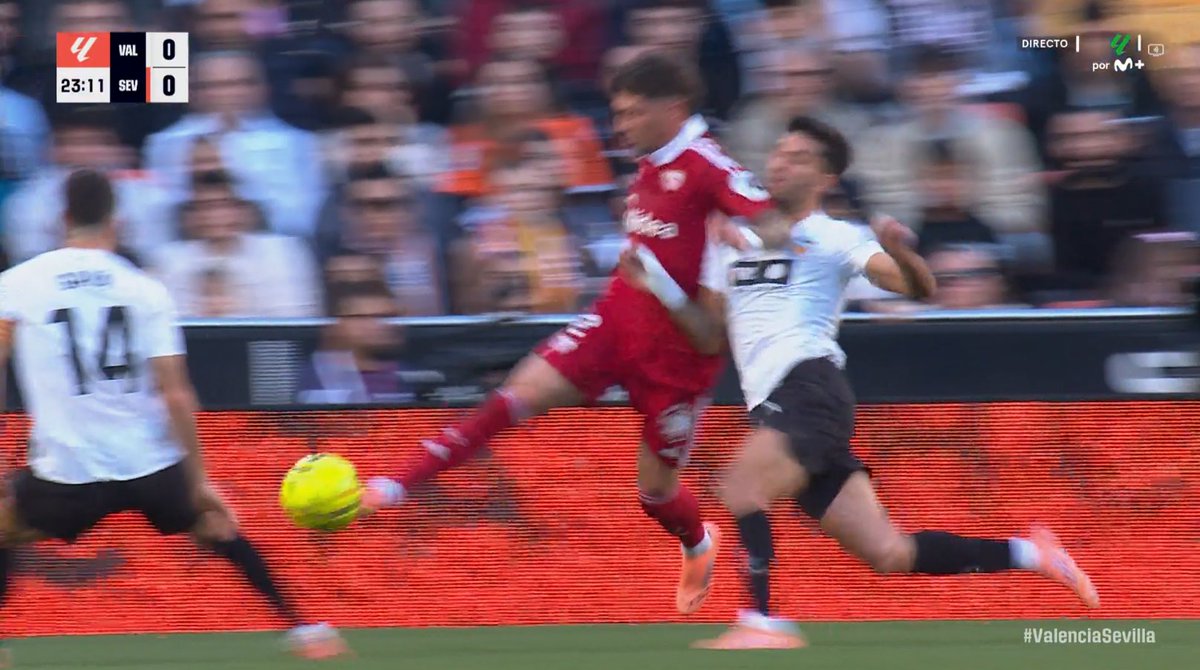 🖥️💥 El VAR se lavó las manos en el Valencia - Sevilla.

👉🏻 Carmona, en su intento de proteger el balón, eleva el codo dentro del área y golpea a Hugo Duro en el rostro.

❌ 𝗘𝗦 𝗣𝗘𝗡𝗔𝗟𝗧𝗜.

▪️ Se trata de una acción temeraria que dejó al delantero sangrando por la nariz.