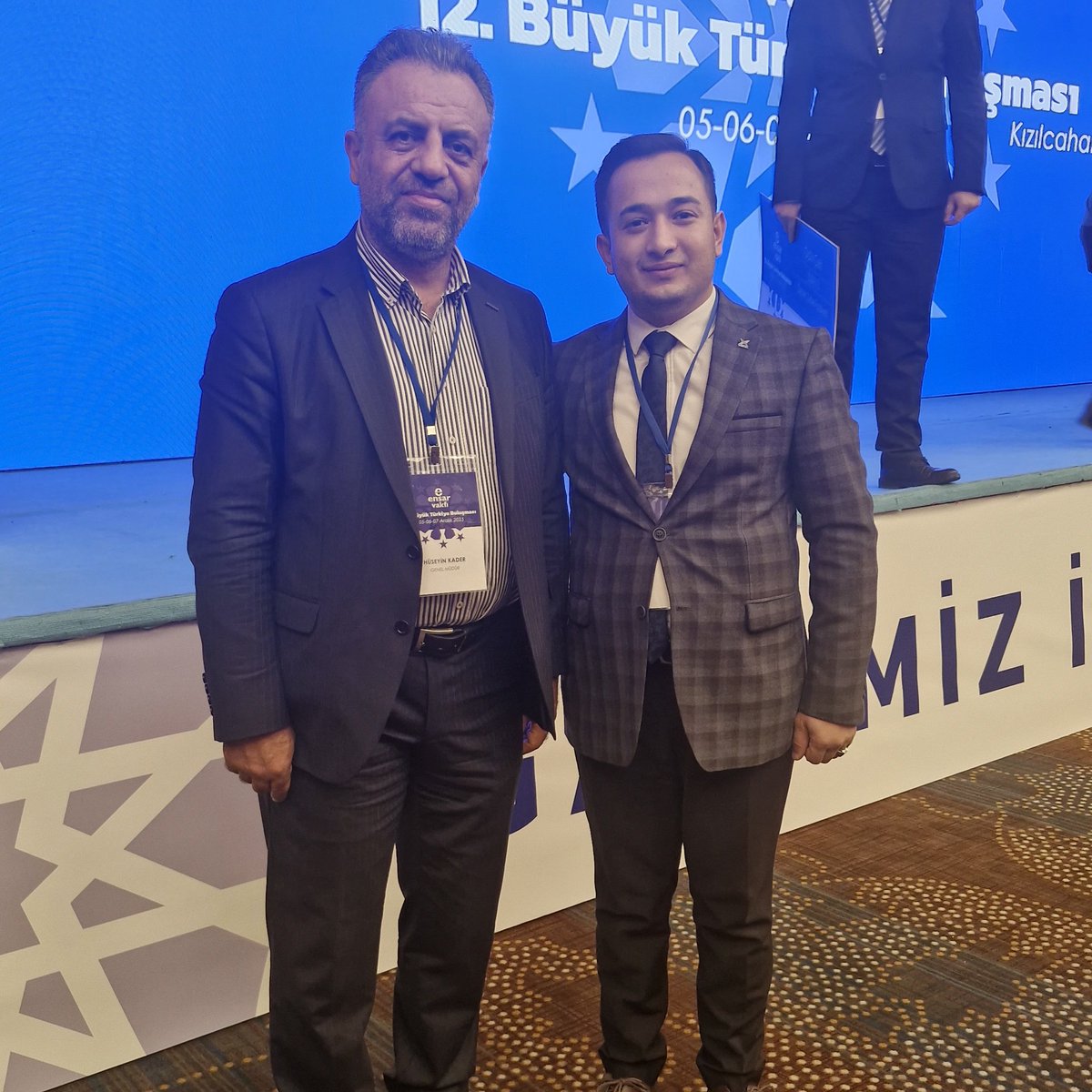 Ensar Vakfı 12.Büyük Türkiye Buluşması Programı vesilesiyle kıymetli istişareleriden ötürü Ensar Vakfı Mütevelli Heyeti Başkanı Dr.Şener Ağaç Hocama, Mütevelli Heyeti Üyesi Feyzullah Kıyıklık Başkanıma ve Genel Müdür Hüseyin Kader Hocama şükranlarımı sunuyorum.