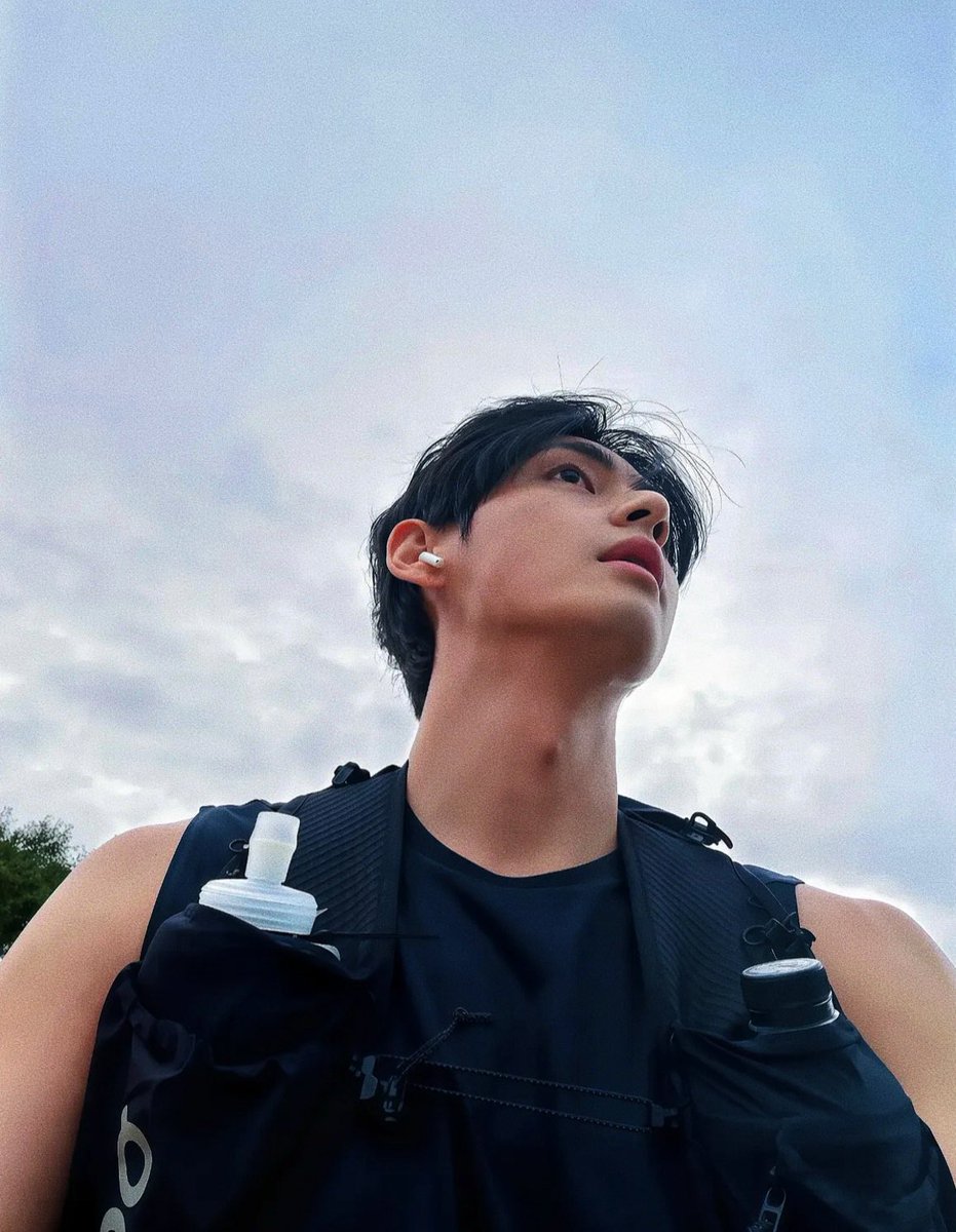 Taehyungimpact's tweet photo. Insane angle https://t.co/5jJyqublKD