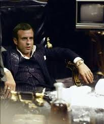 Le mec a pris son bain de foule, il est rentré, s'est installé tranquille, et SEULEMENT APRÈS il menace.

Un lâche doublé d'un hypocrite (entre autres défauts mais hé ! j'ai que 280 caractères hein, et la liste est longue...)