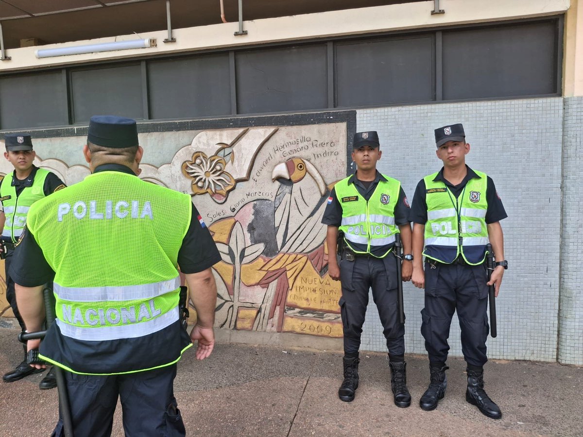 #CAACUPÉ 
Refuerzan con personal policía sin incidentes en EBA

El oficial 2° Alcides Velázquez informó que la Policía ha desplegado una gran cantidad de personal en toda el área de la Estación de Buses de Asunción, cubriendo entradas, accesos y salidas para garantizar el orden y