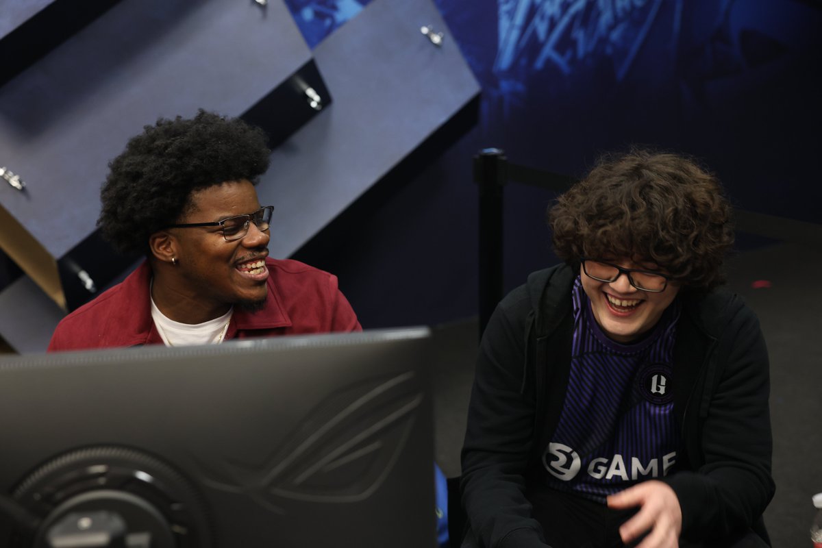 Hey bro, whats happened here? <a href="/RobTeeVee/">Hollywood RobTV 📸</a> lol