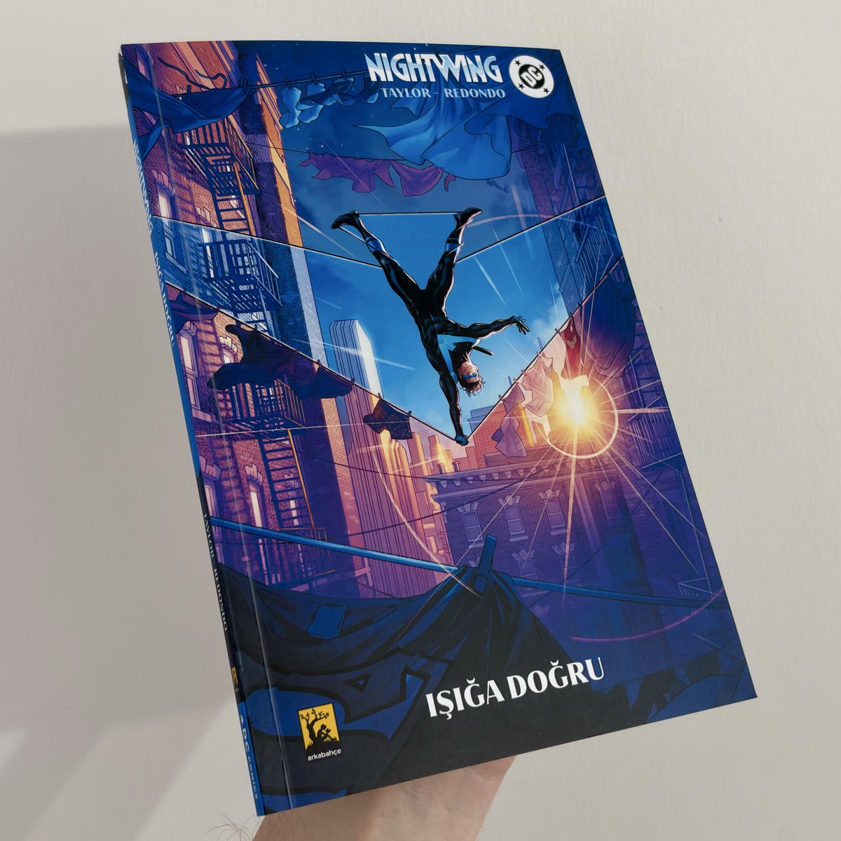 Bir aydır alıp okumayı sebepsizce
ertelemiştim. Açar açmaz bitti. "Devamı bir an önce gelsin." hissiyatını aldığım çizgi roman okumayalı bayağı olmuş.
<a href="/arkabahcecomics/">arkabahçe</a> güzel iş yapmış. Fazla ara vermeden devamı gelir umarım.