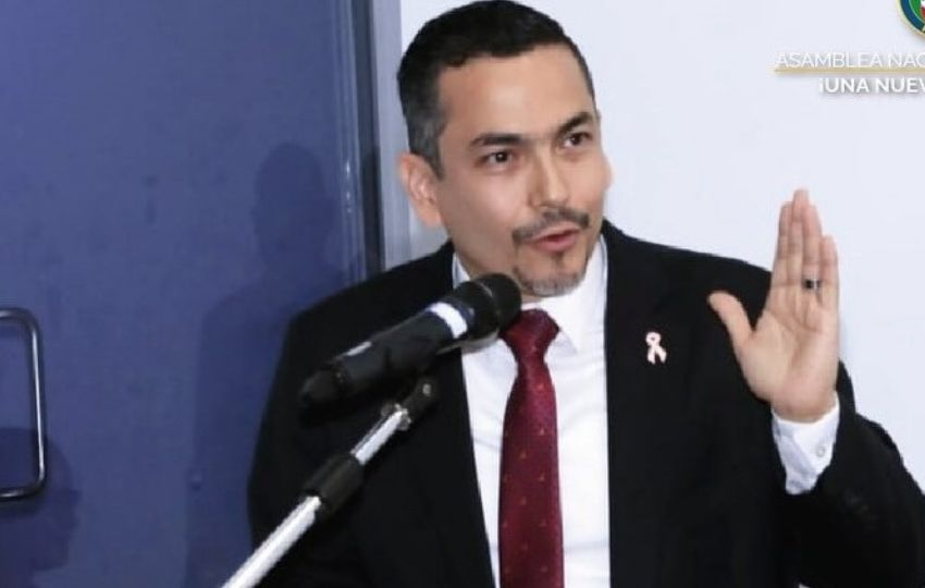 * Procurador Luis Carlos Gómez
Se olvidó que le debe explicaciones al pueblo?
Porque los secretismos.
El pueblo, demanda respuestas!
Que va a hacer con las declaraciones dadas por Karisma Karamañites y tantos casos de corrupción que han estremecido a la nación?