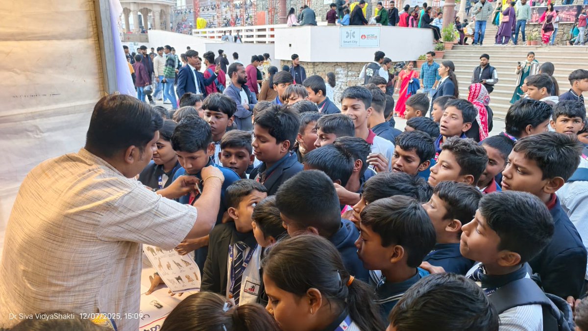 vidhya_shakthi's tweet photo. DAY 6: Kashi Tamil Sangamam 4.0
School students lit up the Tamil Karkalam stall with their smiles and curiosity!
A beautiful moment of learning and cultural exploration.

@iitmadras  @EduMinOfIndia   @IRCTCofficial @DDNewslive 
#YoungLearners #KashiTamilSangamam #TamilKarkalam https://t.co/POQJWz6g35