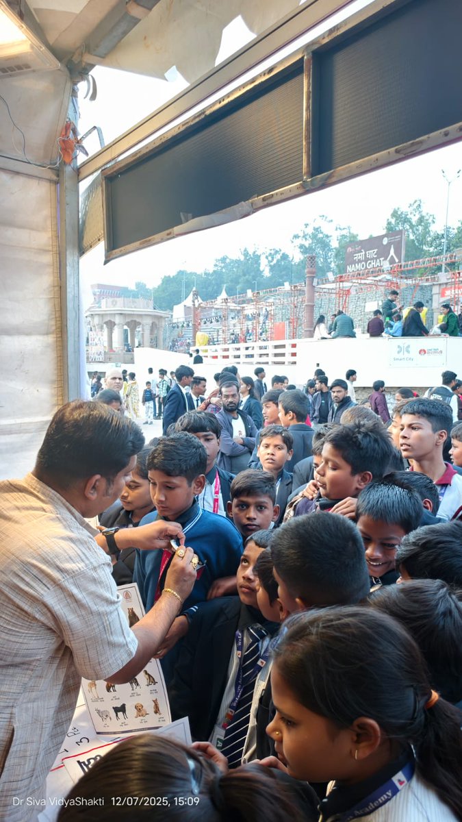 vidhya_shakthi's tweet photo. DAY 6: Kashi Tamil Sangamam 4.0
School students lit up the Tamil Karkalam stall with their smiles and curiosity!
A beautiful moment of learning and cultural exploration.

@iitmadras  @EduMinOfIndia   @IRCTCofficial @DDNewslive 
#YoungLearners #KashiTamilSangamam #TamilKarkalam https://t.co/POQJWz6g35